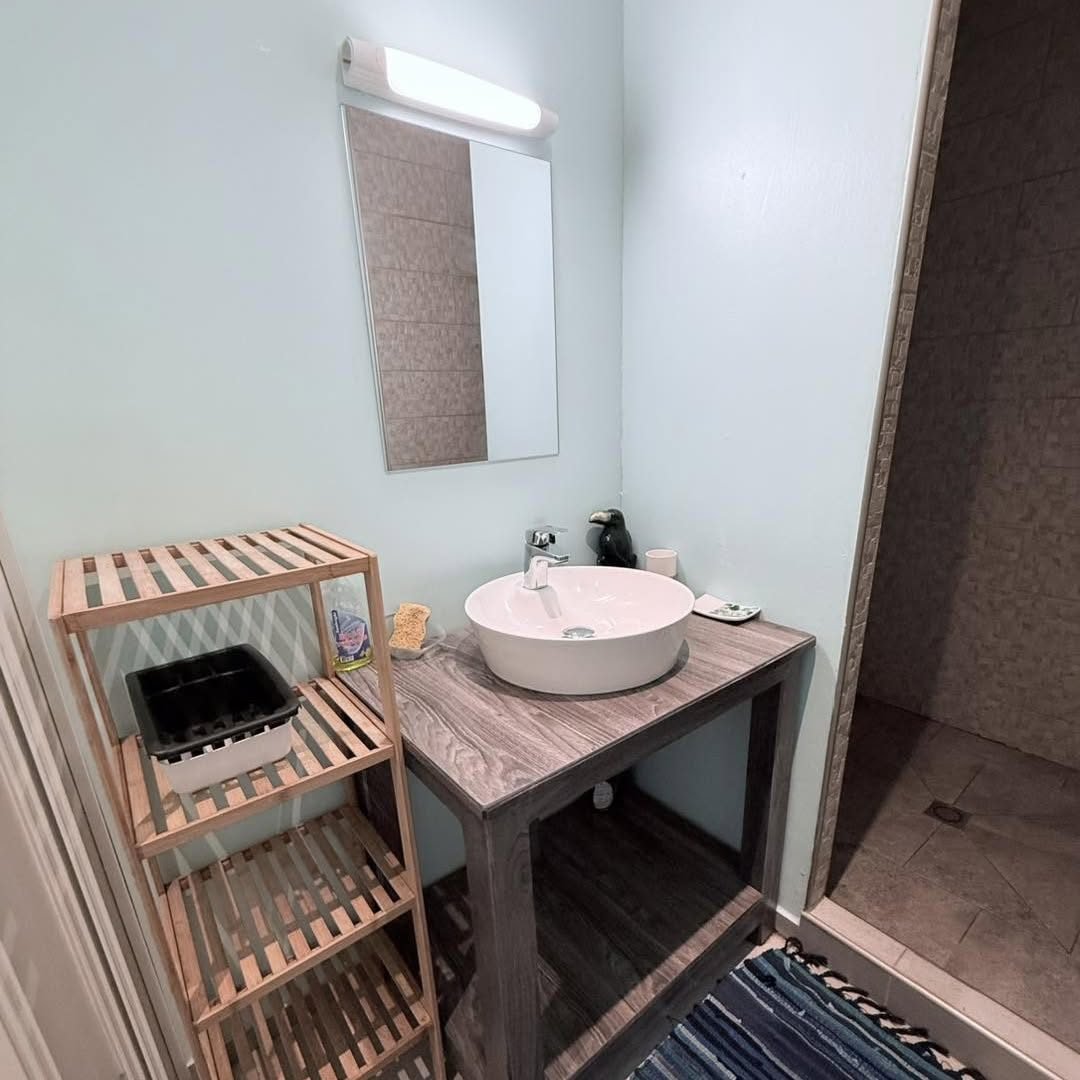 Salle d'eau avec vasque posée et douche à l'italienne