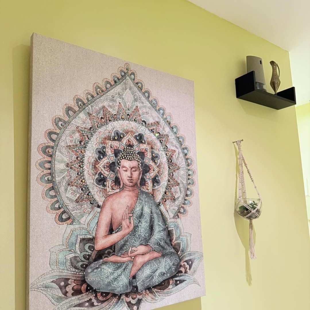 Tableau Bouddha sur le mur jaune, déco zen